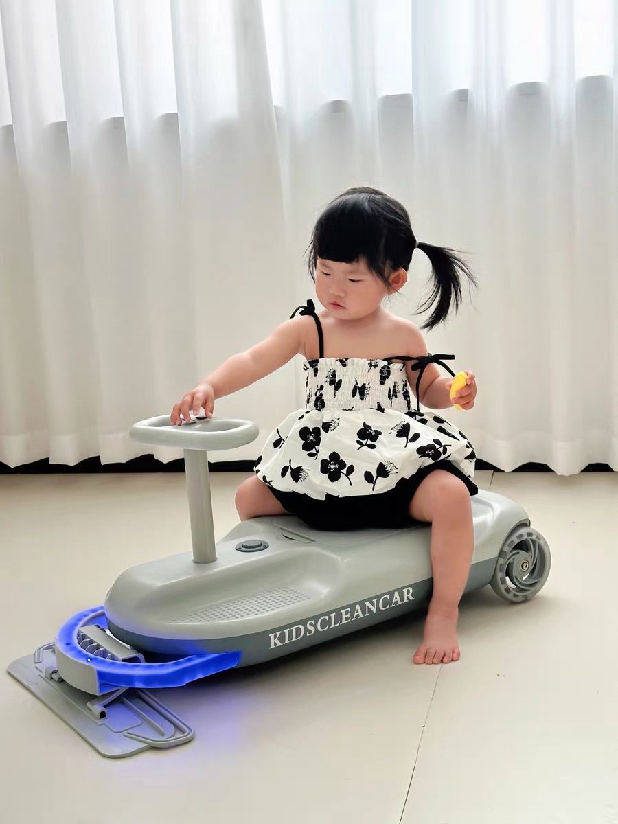 Kinder putzen Auto